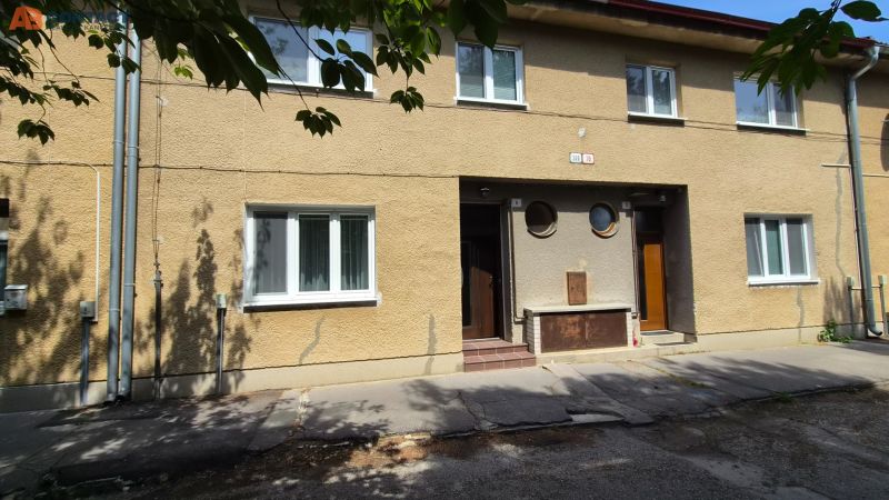Az épület homlokzata a J. Emanuela utcában Vrbovéban, alkalmas egy 2 szobás lakás számára.