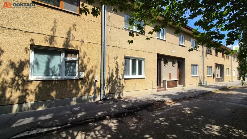 J. Emanuela utcai társasház Vrbové városában, amely 2 szobás lakásokat kínál.