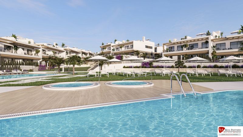Apartmanok medencével és napozóágyakkal Torreviejában, amelyek alkalmasak 2 szobás lakások számára.