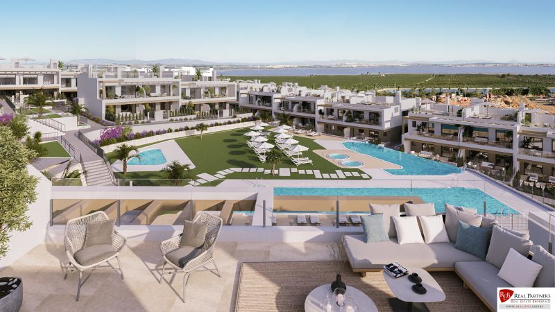 Luxusos lakókomplexum Torreviejában medencékkel, kerttel és kilátással a lagúnára.