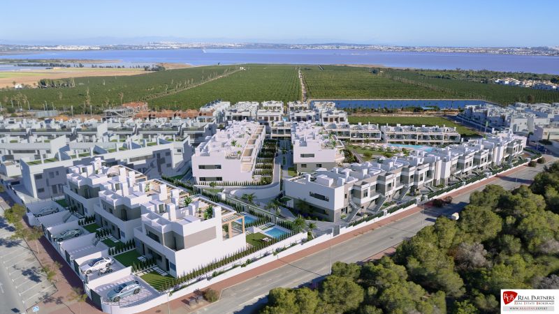 Kilátás a Torreviejában lagúnáig nyúló lakókomplexumra, amely 2 szobás lakásokat kínál.