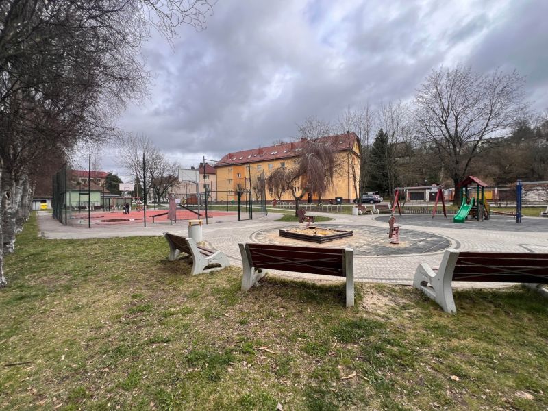 Rózsahegyen található egy játszótér hintákkal, padokkal és multifunkcionális sportpályával.