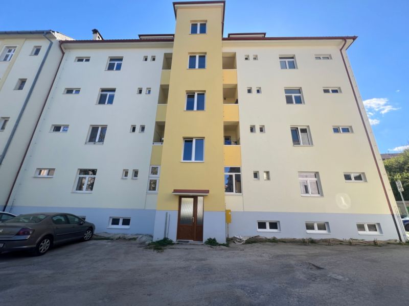 Konténerház Besztercebányán, bejárat előtti parkolóval.
