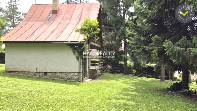 Ház Ružiná-ban fém tetővel, fákkal és gyepkel körülvéve.