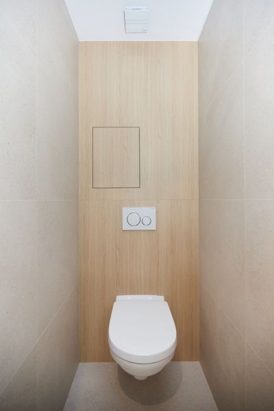 WC fa hatású padlóval egy 4 szobás lakásban.