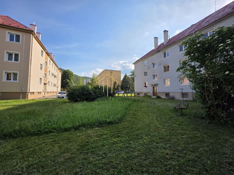 Épületek és parkterület a Banská Bystrica-i Golianova utcában, alkalmas egy 2 szobás lakás számára.