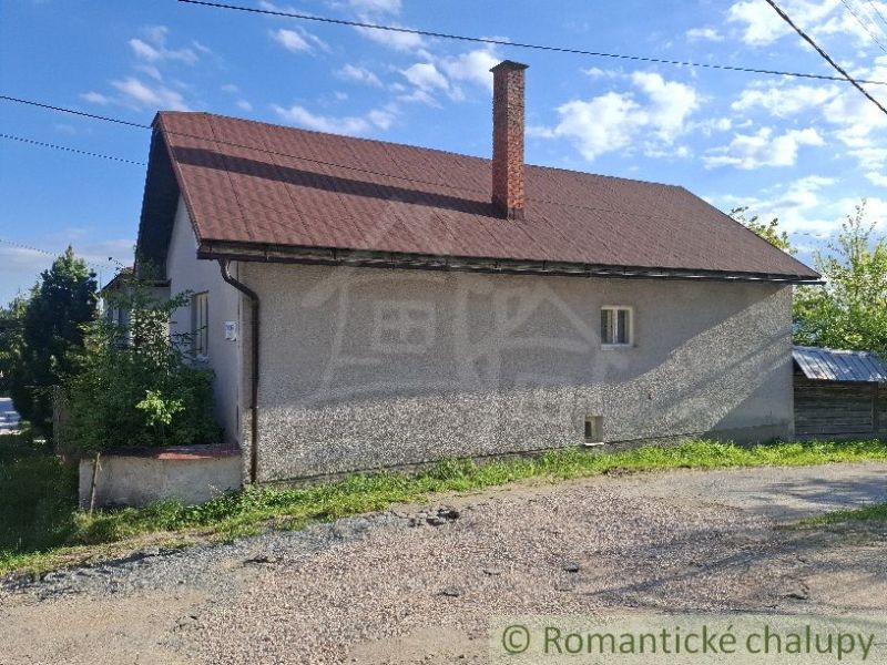 Családi ház Šumiacban egyszerű homlokzattal és ferde tetővel.