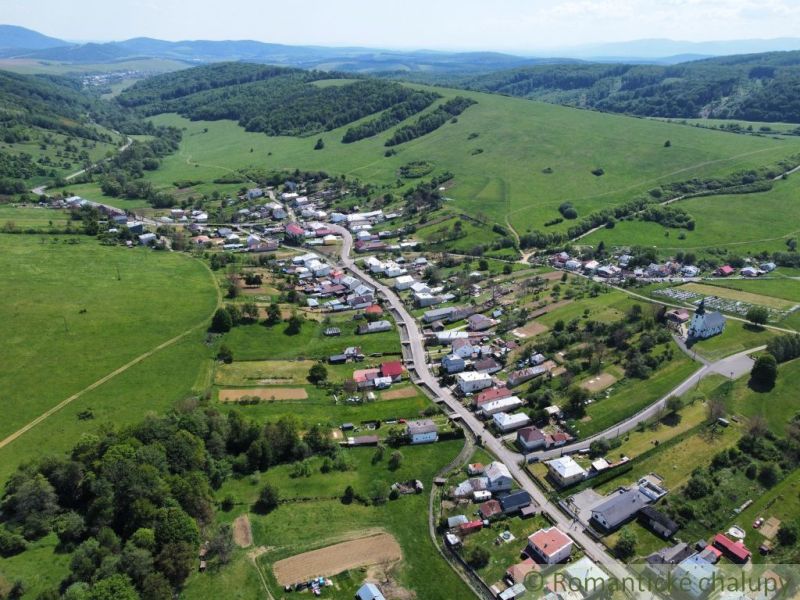 Légifelvétel Karná községről, amelyet dombok és lakóterületek vesznek körül.