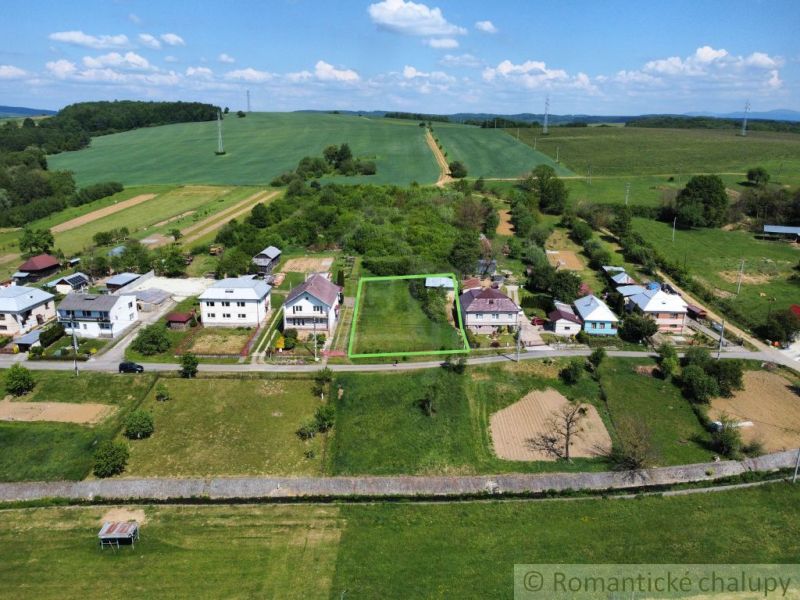 Légi felvétel a telkekről - lakóövezet Karnán, körülötte mezők és házak.