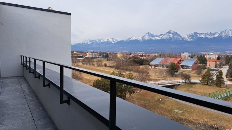 Kilátás a Jilemnického utcai lakás erkélyéről a Tátra panorámájára.