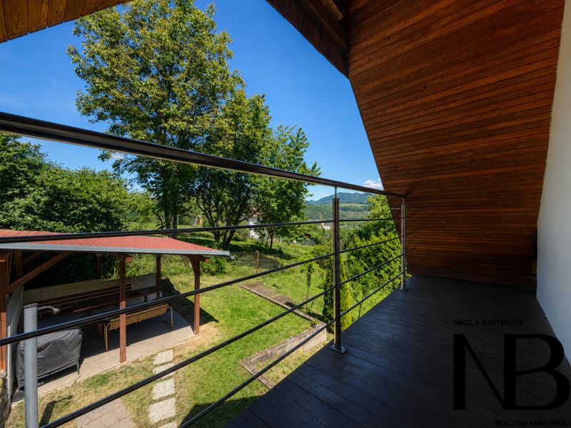 A ház erkélye kilátással a zöldre és a pavilonra a Klučina utcában, Považská Bystrica.