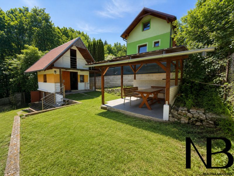 Házikó Klučina-n Považská Bystricában, pavilonnal és gyepes területtel, zölddel körülvéve.