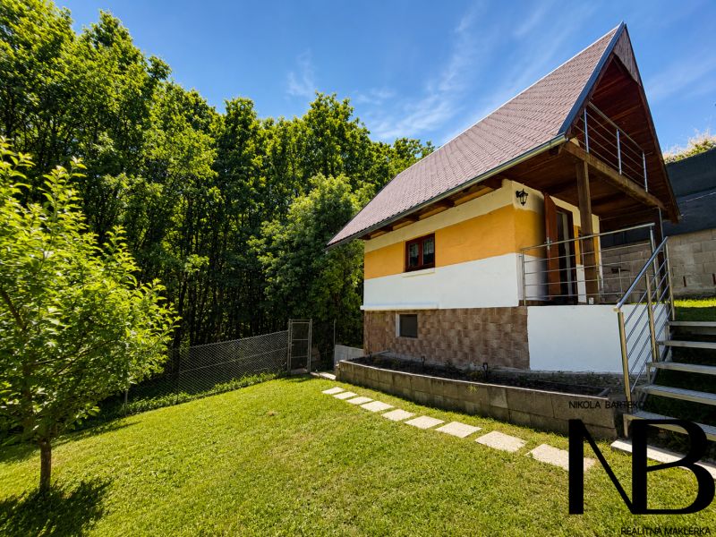 Egy ház a Klučina utcában, Považská Bystricán, zölddel és gyepel körülvéve.