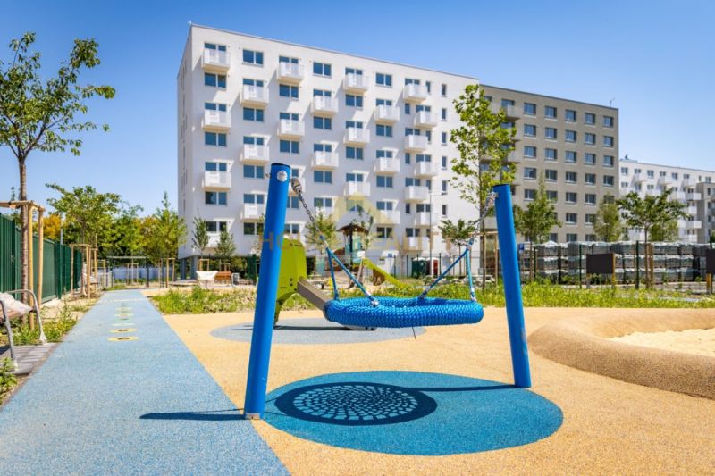 Játszótér egy lakóház előtt Pozsonyban, Ružinovban, az Ivanská úton.