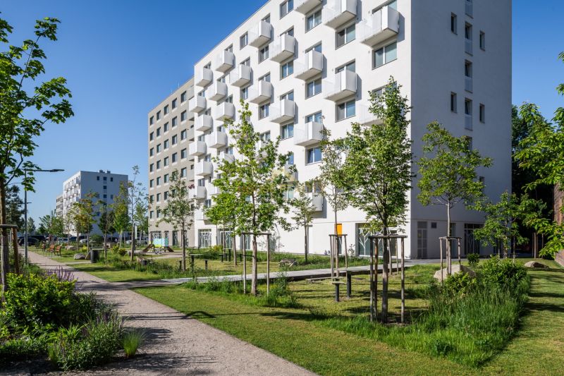 Lakóház Pozsonyban - Ruzsinovban, az Ivanská úton, zöld parkkal a környéken.