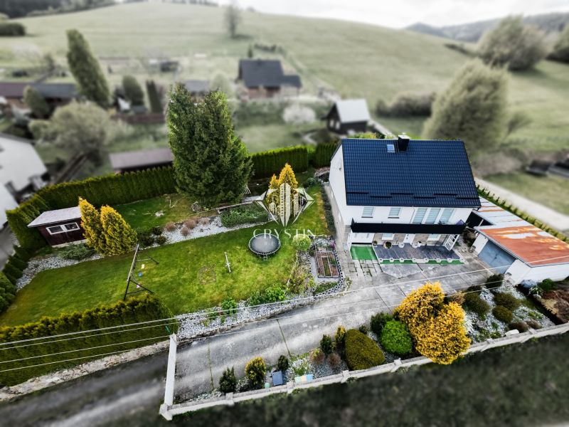 Családi ház Makovban tágas kerttel és fákkal, madártávlatból.