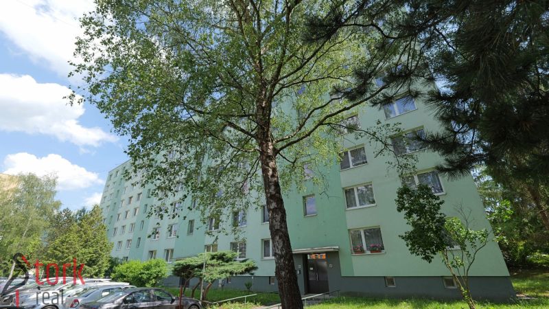 Považská Bystrica, Štúrova: Panelház fákkal és az utcán parkoló autókkal körülvéve.