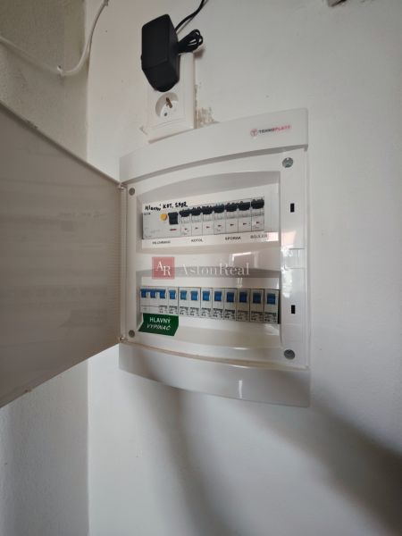 Elektromos elosztószekrény egy kétszobás lakásban nyitott ajtókkal és aljzattal.