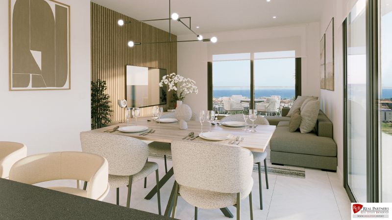Étkező rész a tengerre néző rekreációs apartmanban elegáns terítékkel.
