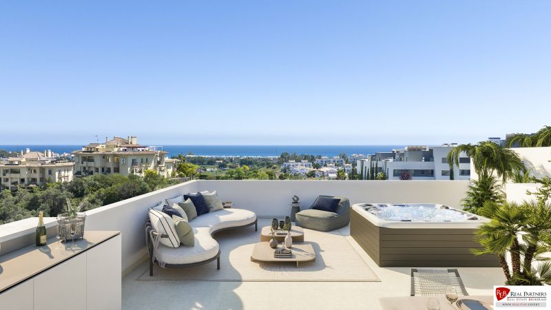 Terasz az Estepona-i üdülő apartmanban modern bútorokkal, pezsgőfürdővel és tengerre néző kilátással.