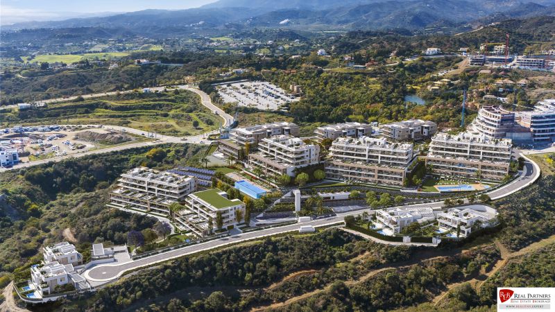 Légi felvétel a természettel körülvett üdülőapartmanokról Estepona városában.