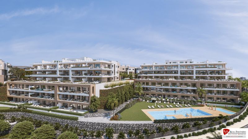 Esteponai nyaraló apartman medencével és teraszokkal, zöld kert mentén.