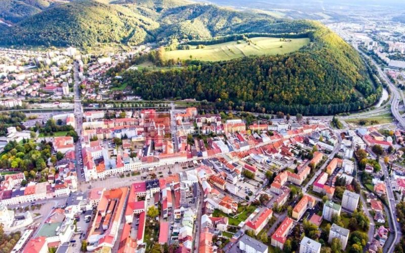 Légi felvétel Besztercebánya történelmi központjáról és környékéről.