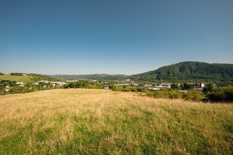 Táj rétekkel és dombokkal a Partizánska úton Besztercebányán, alkalmas telkekre - lakóhely.