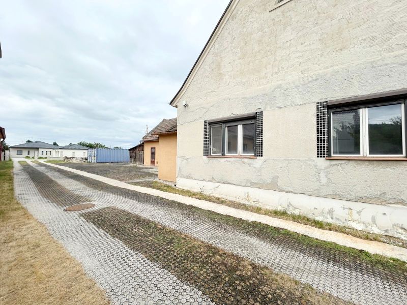 Családi ház a Krajinská utcában, Pozsonyligetfalu, Pozsony, megközelítési úttal.