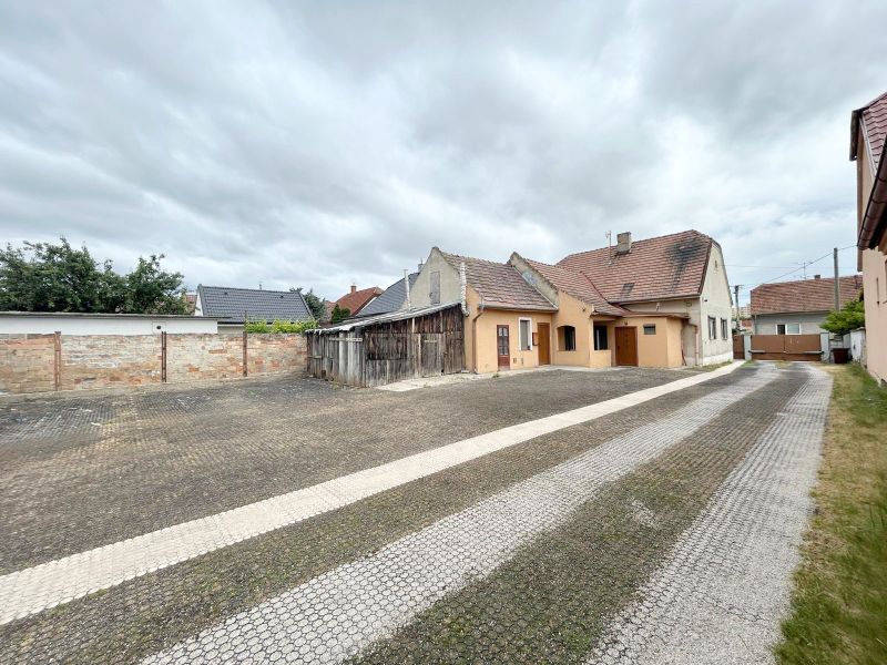 Családi ház a Pozsony-Podunajské Biskupice Krajinská utcájában, burkolt udvarral.