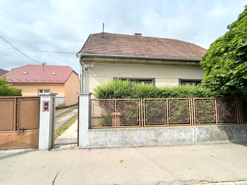 Családi ház a Pozsonyi Krajinská utcában - Pozsonyi Biskupicén kerítéssel és előkerttel.