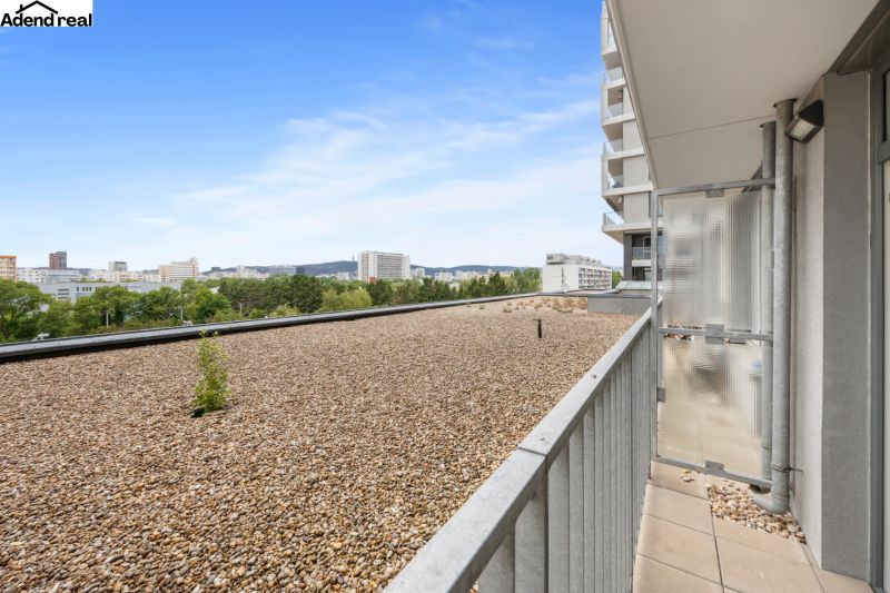 Kilátás egy kétszobás lakás erkélyéről Pozsony-Ružinovban, Nevädzová, a város panorámájával.