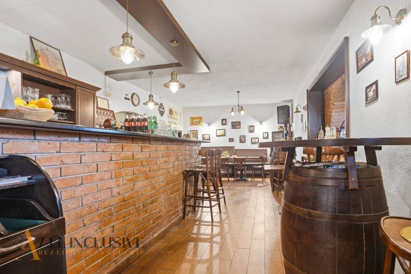 Tégla bár és székek a vendéglátóipari helyiségekben fa dekorációjú padlóval.