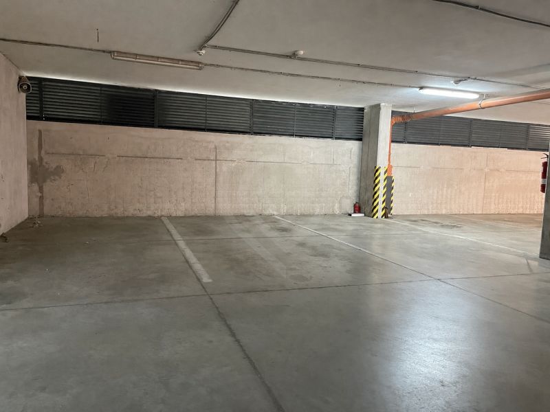Betongarázs világítással és kamerával Pozsonyban - Petržalka városrészben, a Betliarska utcában.