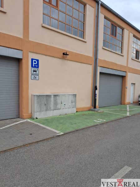 Raktárak és csarnokok parkolóhelyei a Coburg utcában, Nagyszombatban.