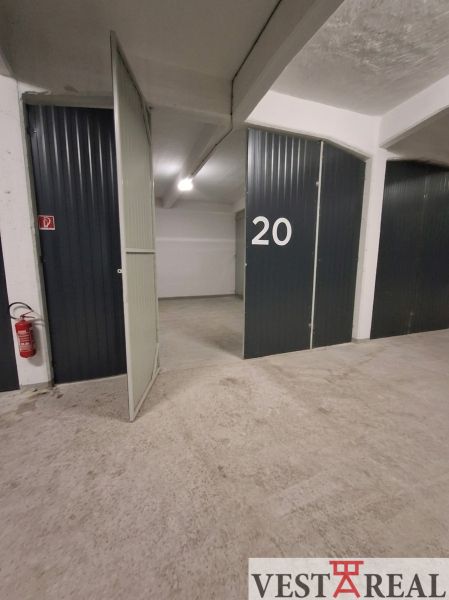Nyitott raktárajtó a 20-as számmal a beton dekorációjú padlón a raktárakban és csarnokokban.