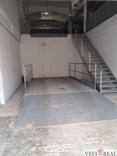 Raktár belső tér rámpával és fém lépcsővel; Raktárak és csarnokok.