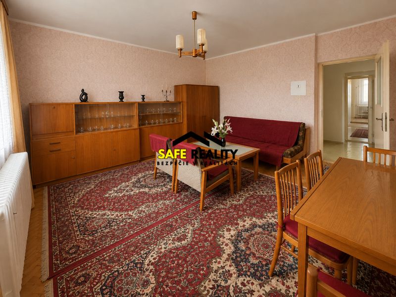Nappali egy családi házban fa dekorációval, retro bútorokkal és keleti szőnyeggel.