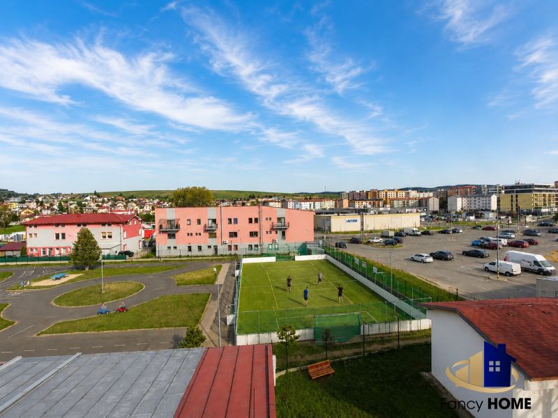 Gen. M. R. Štefánik utca Kežmarokban, szabadtéri sportpálya parkkal és parkolóhelyekkel.