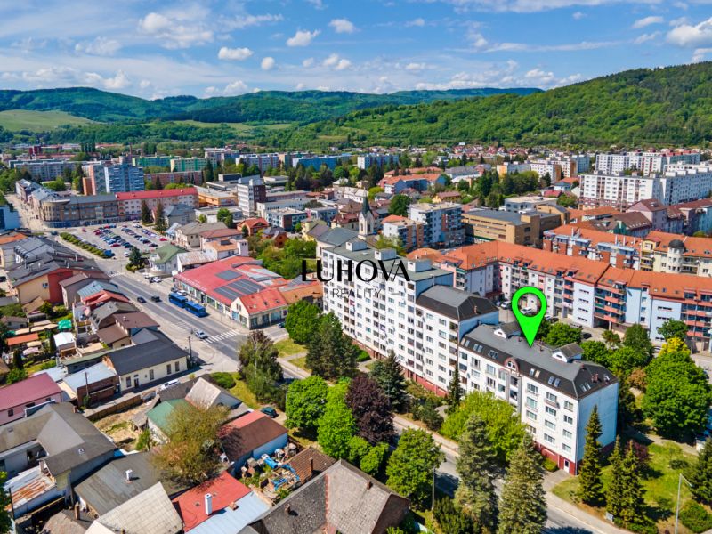 Légi felvétel Púchovról és a Mudroňova utcáról lakóépületeket és zöldterületeket mutat.