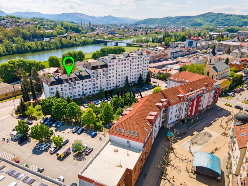 Légifelvétel Púchov Mudroňova utcájáról a környezettel és az építészettel.