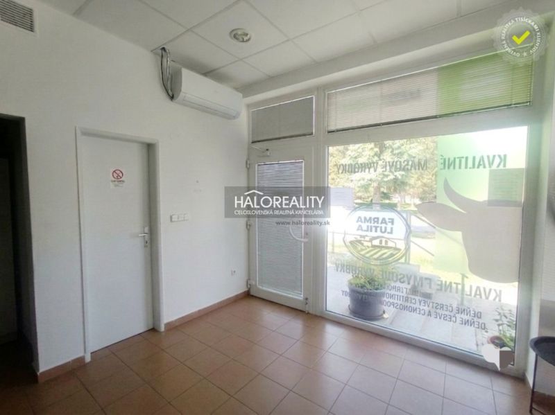 Üzlethelyiségek csempével, légkondicionálással és modern üvegajtókkal.