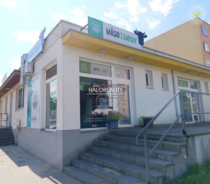 Üzlethelyiség Zsarnóban farmi hús reklámokkal és bejárati lépcsővel.