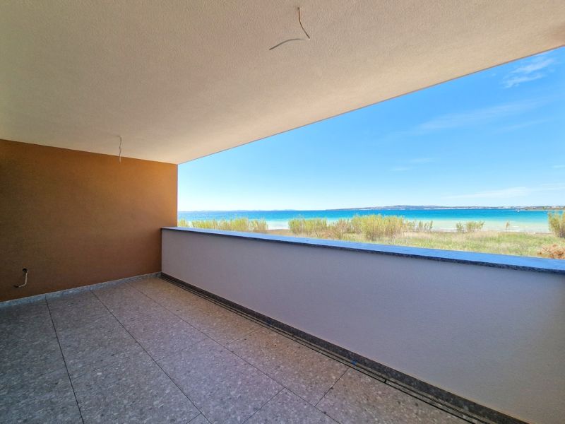 Erkély kilátással a strandra és a tengerre egy háromszobás lakásban Privlakán.