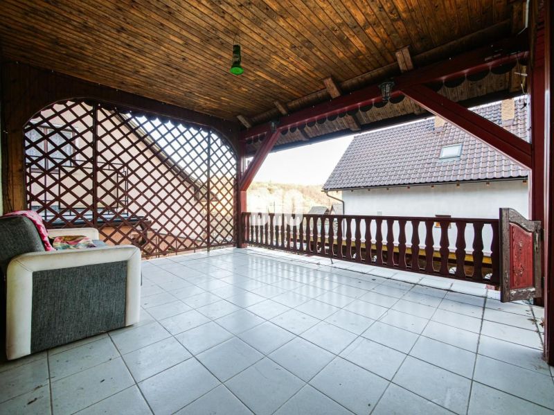 Terasz családi házban fa mennyezettel és kilátással Trencsénteplicen.