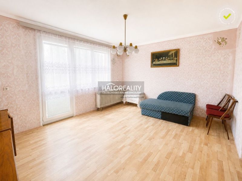 Nappali fa dekor padlóval és bútorral egy családi házban.