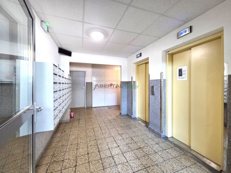 Bejárati csarnok postaládákkal és liftekkel az Ipeľská utcában, Pozsonyligetfaluban.