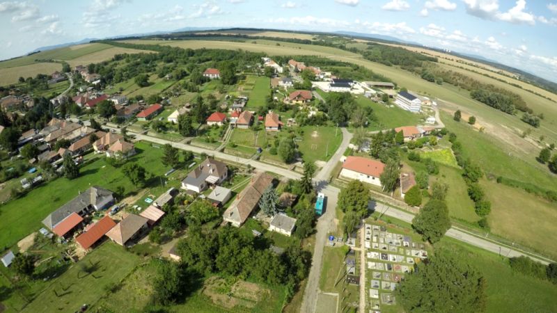 Légi felvétel Lula város mezőgazdasági és erdészeti területeiről vidéki tájjal.
