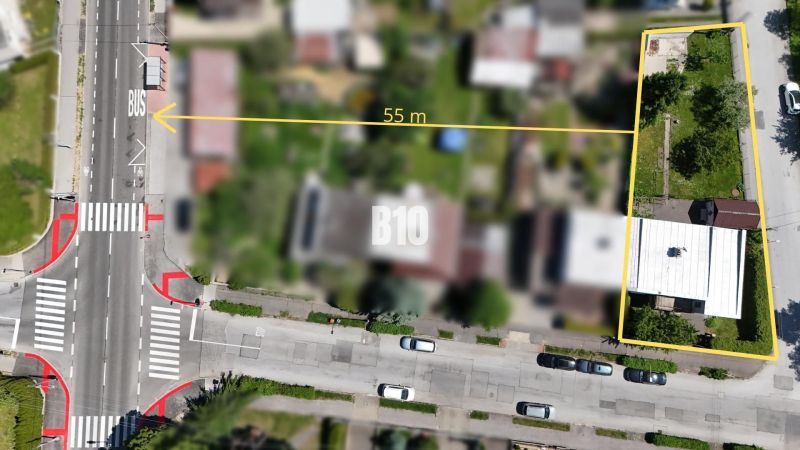Légi felvétel egy útszakasz melletti telekről Martinban, a hozzá tartozó járdával.