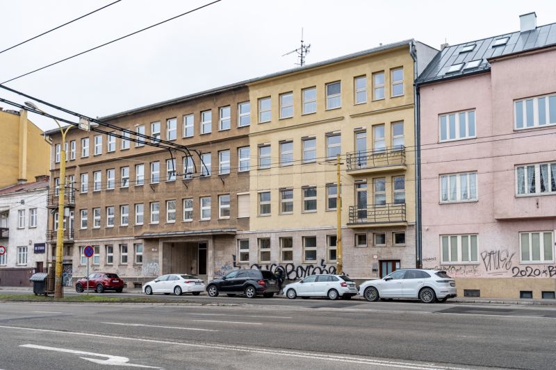 Négyemeletes épület graffiti-vel a földszinten Kassa - Óvárosban.
